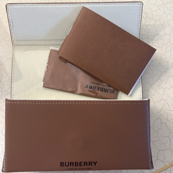 NWOB Burberry Eyeglasses Sunglasses Case With Cloth.6.9L, 2.5W 3.5D. Tan - Picture 7 of 7